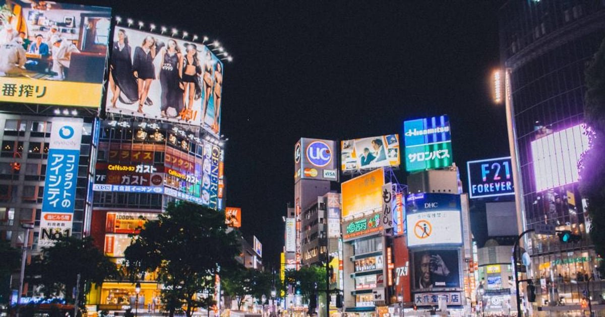 A busy Tokyo street crossing