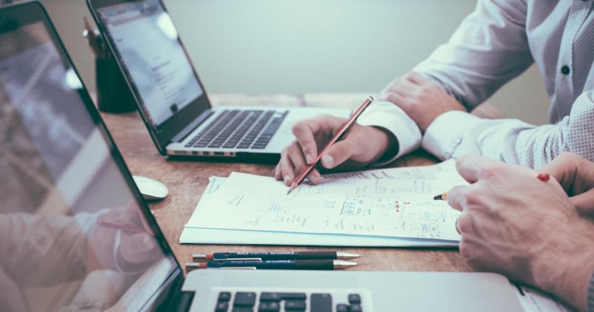 A checklist document with sections for performance, architecture, and risk